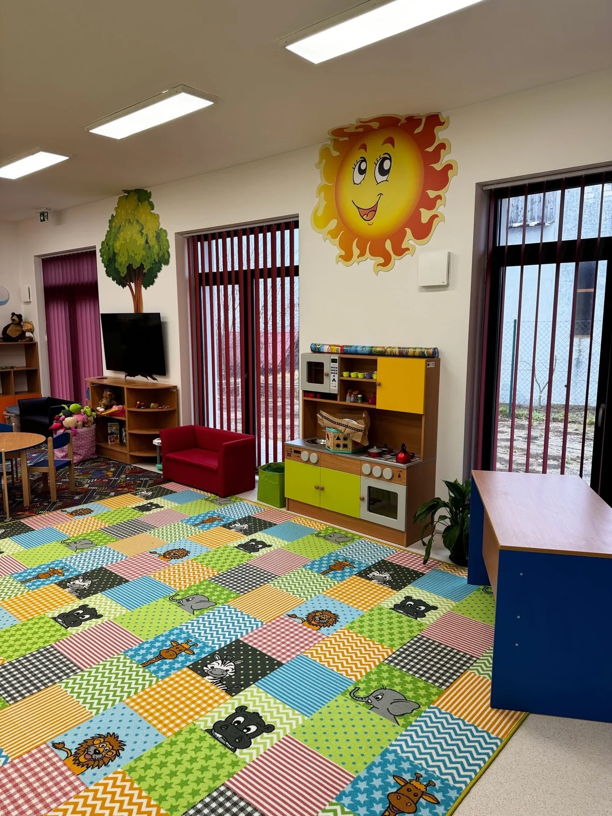 Herňa jaslí Martinko s veľkým farebným kobercom, detskou kuchynkou a oknami až po zem