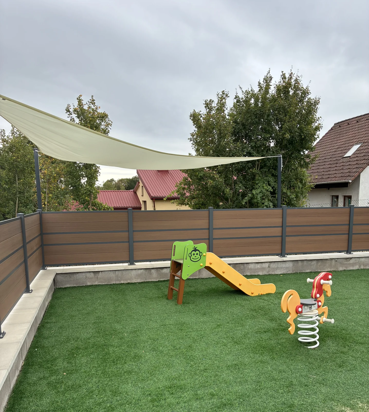 Šmykľavka a tieniaca plachta